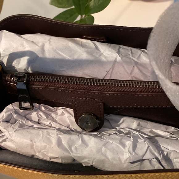 New Coach Bucket Handbag 🌺 - Picture 6 of 13